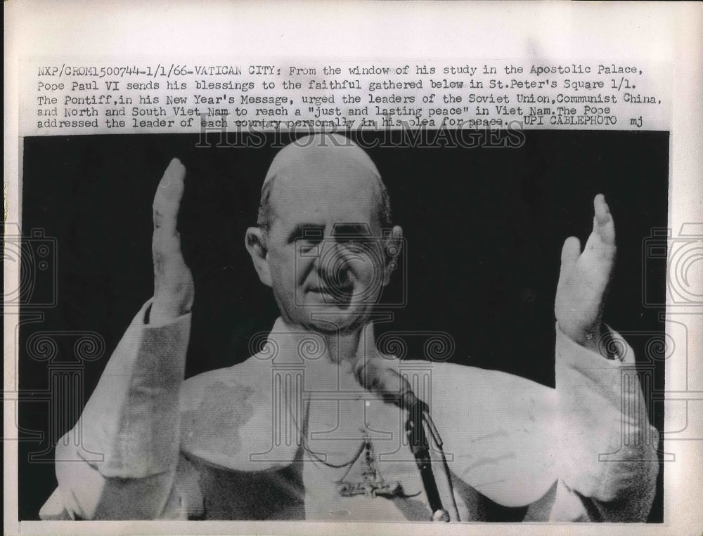 1966 Pope Paul VI gives blessing at St Peter&#39;s Square  - Historic Images