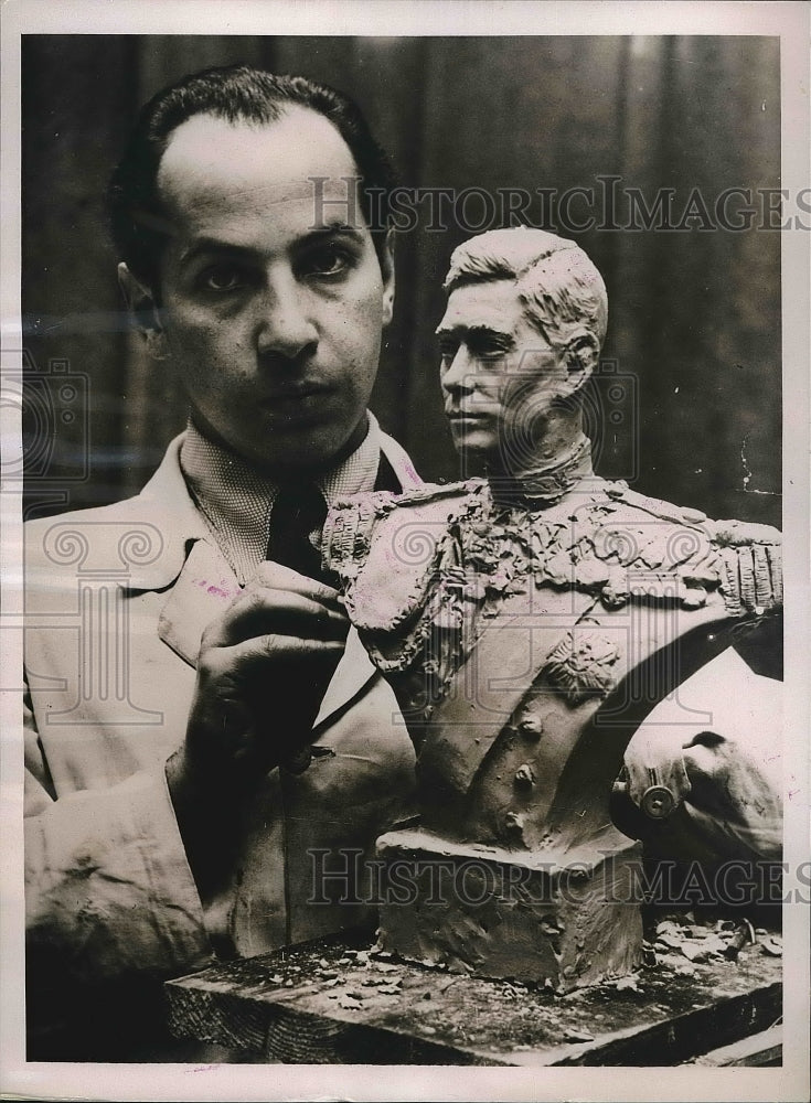 1936 Press Photo Sculptor Felix Weiss with New Bust of New King George VI - Historic Images