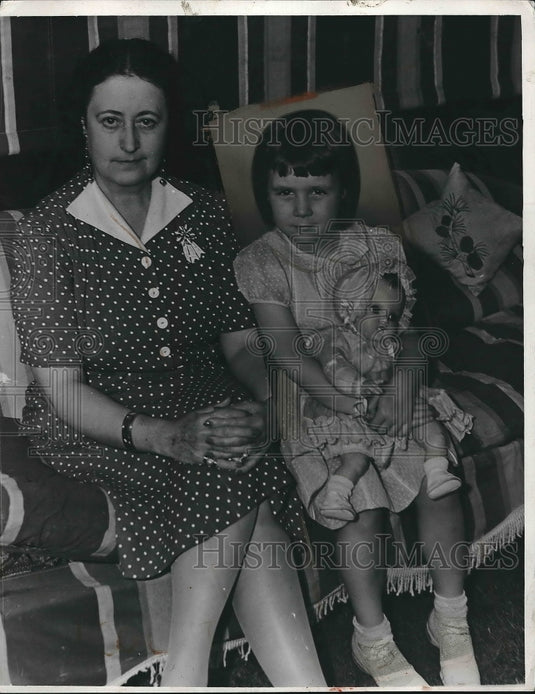 1940 Mrs. Charles McNary of Portland, OR, & Daughter, Charlotte - Historic Images