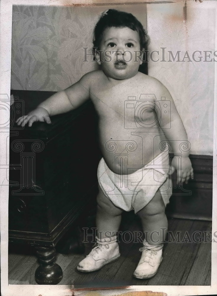 1944 Donald Neri, weighed 8 lbs. at Birth and 40 lbs at 1st Birthday - Historic Images