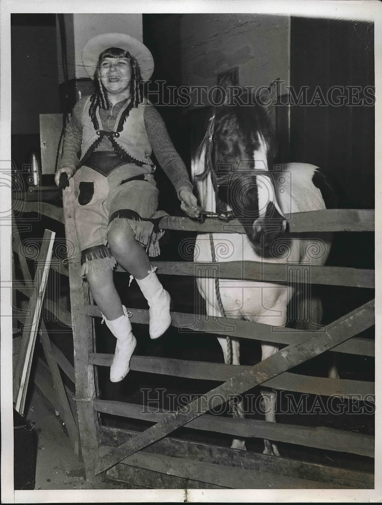 1934 Press Photo Polly Armstead with her pony &quot;Silver Spot&quot; at the 5th Annual - Historic Images