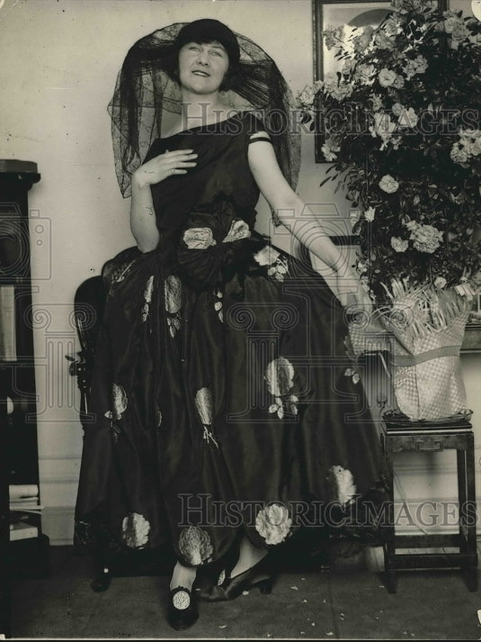 1923 Lucianne Nano in a costume of "Caprice" at the Cabaret - Historic Images