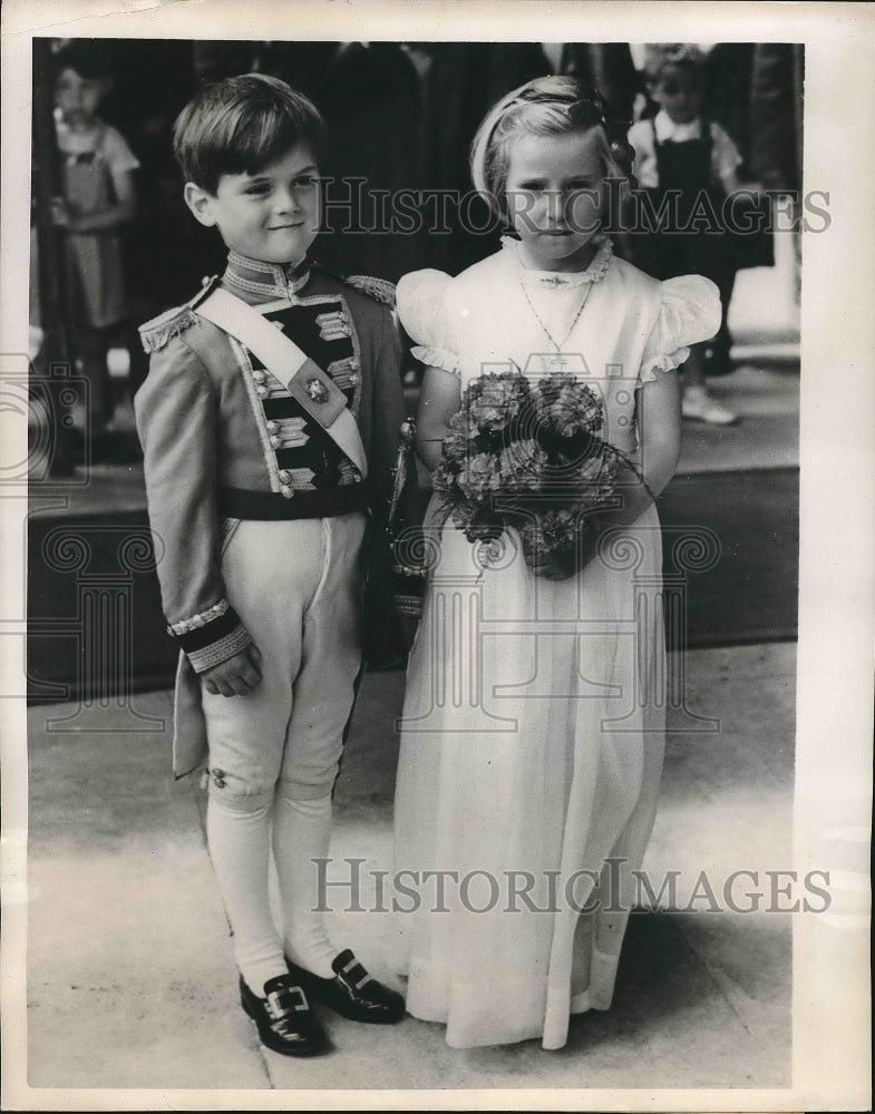 1951 Lady Jane Howard daughter of duchess of Norfolk and Boy Soldier - Historic Images