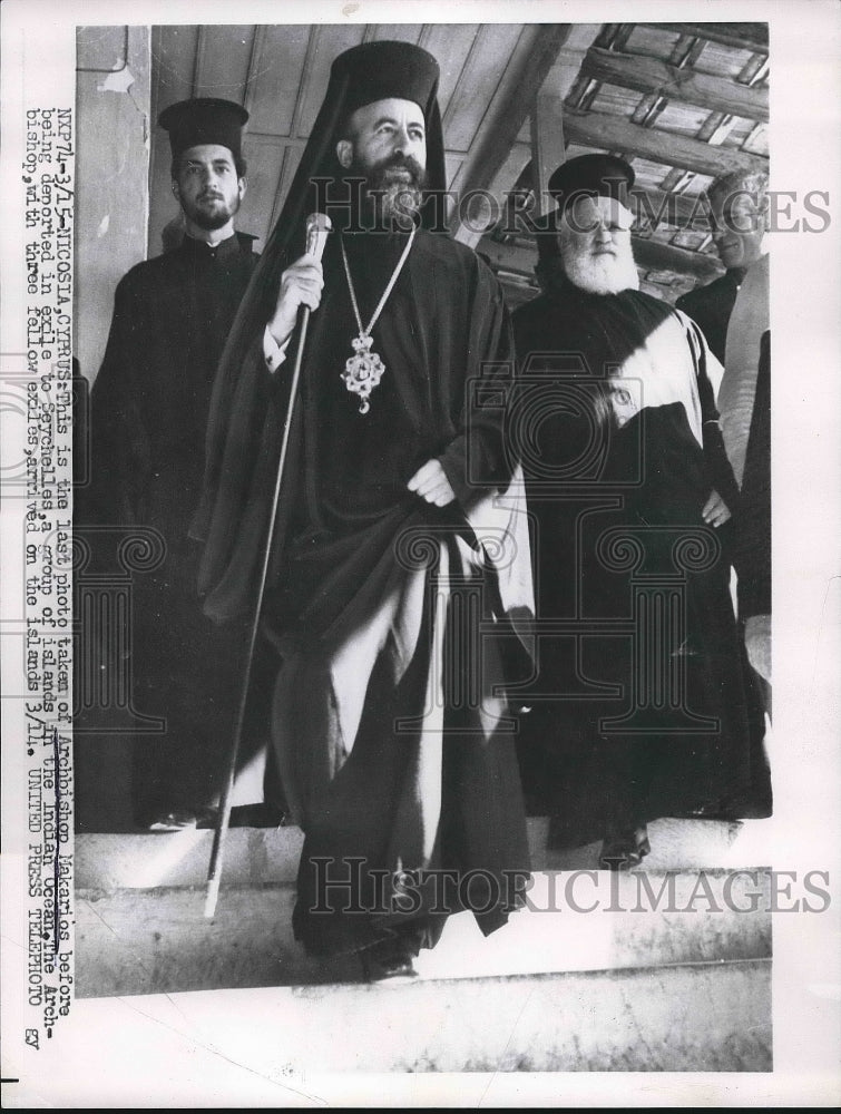 1956 Press Photo Archbishop Makarios with two exile in Seychelles Island. - Historic Images
