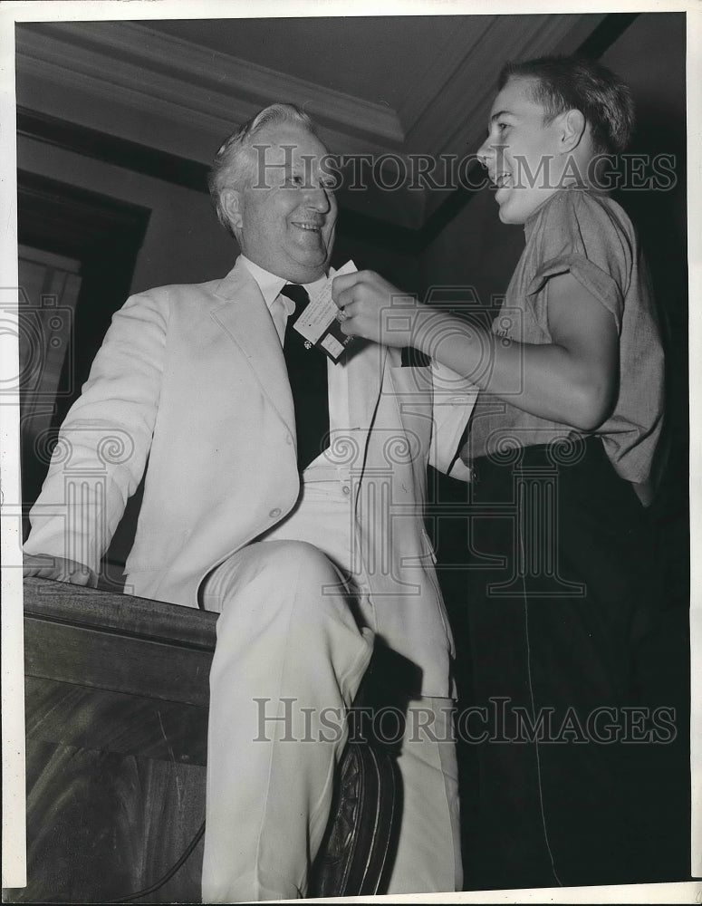 1941 George Lower sings birthday song for Sen. Pat McCarran - Historic Images