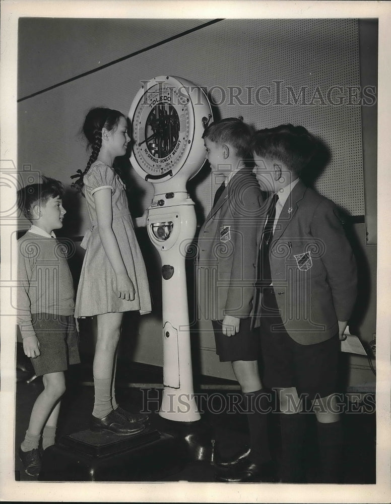 1941 Gabriel Ellington getting weighed as his brother Julian and - Historic Images