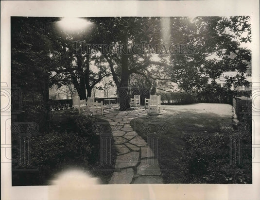 1940 Press Photo The tea garden at D.C. White House with Magnolia tree - Historic Images