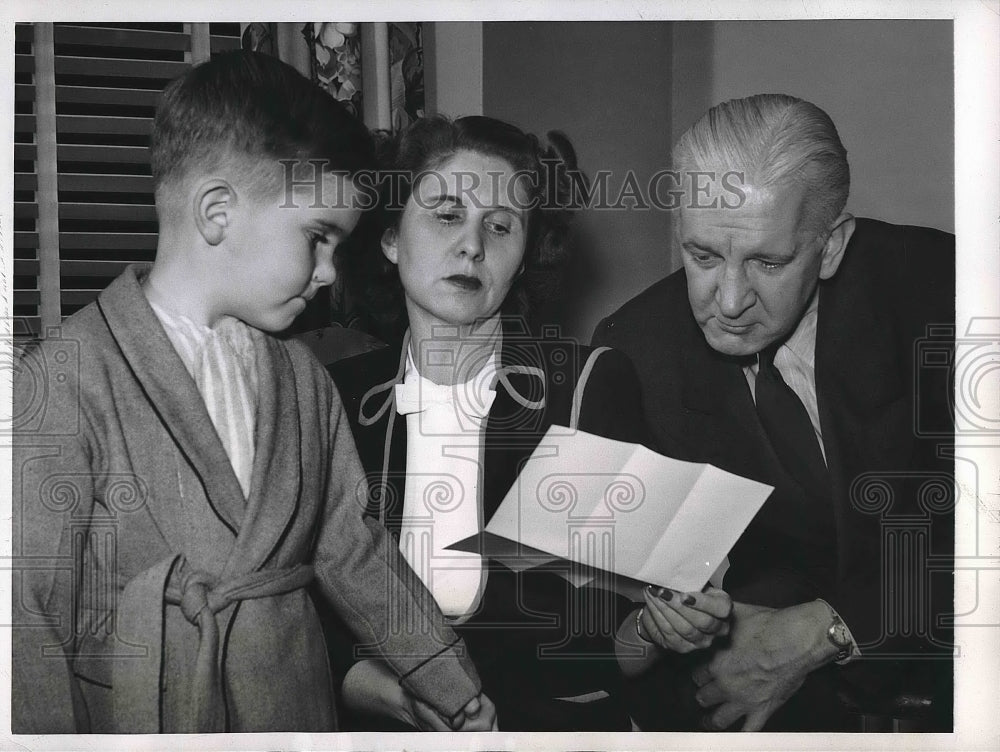 1945 Press Photo Radio new commentator HR Ekins &amp; his wife &amp; son - Historic Images
