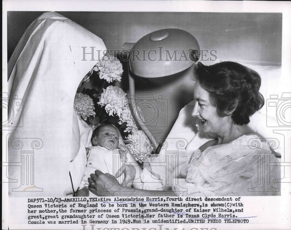 1954 Kira A Harris, decendent of Queen Victoria with mom in Tx. - Historic Images