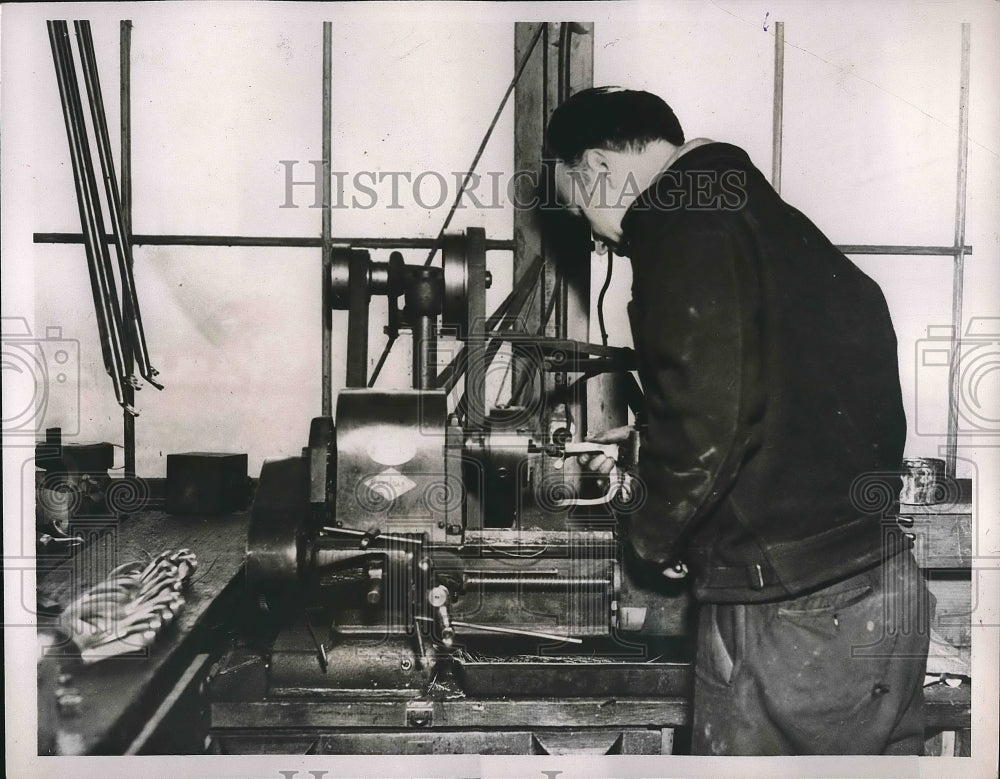 1937 Press Photo Donald Huckles making boat oarlocks - nea90902 - Historic Images