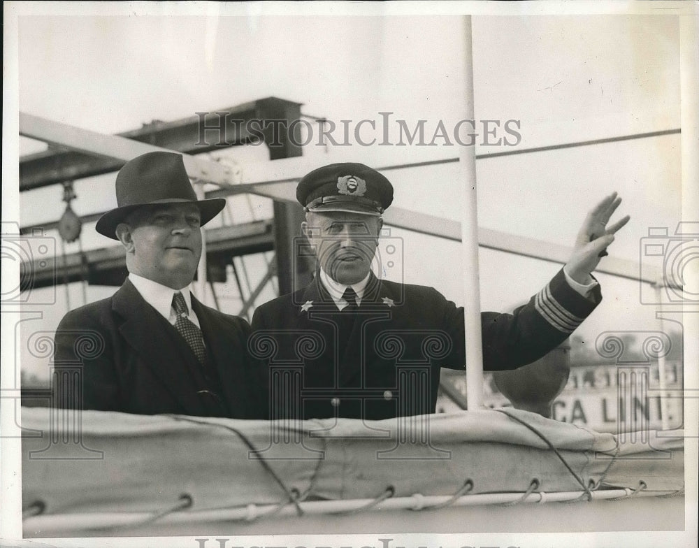 1938 Press Photo Pilot W.E. Halliday, Ship Captain J.J. Byl, New York Harbor - Historic Images