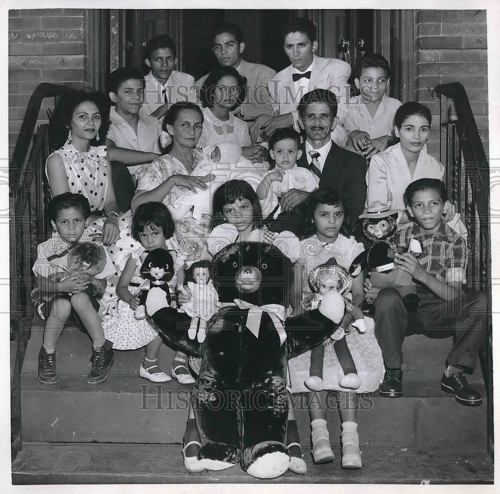 1954 Juan & Natiivdad Nieves & 15 of their children in Brooklyn, NY - Historic Images