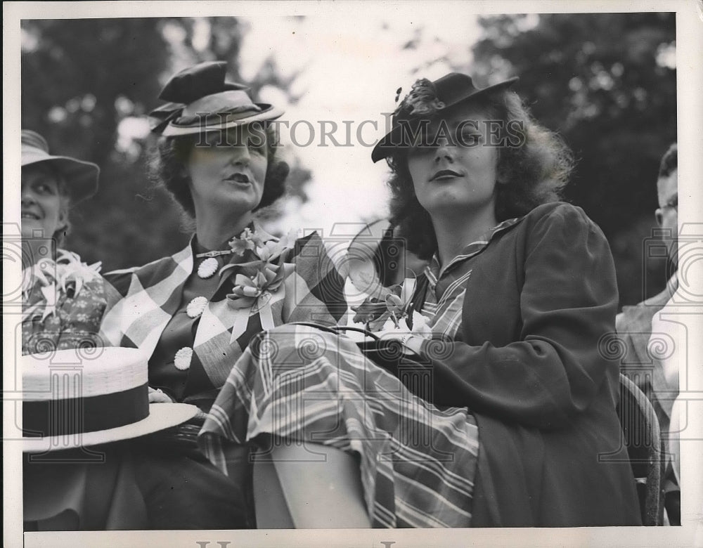 1939 Mrs. Paul McNutt of Cleveland with Daughter  - Historic Images