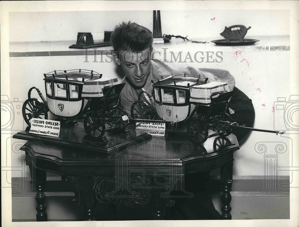 Press Photo Elwood Naujoks Views Two Coaches That Won Prizes In Ohio Fair - Historic Images