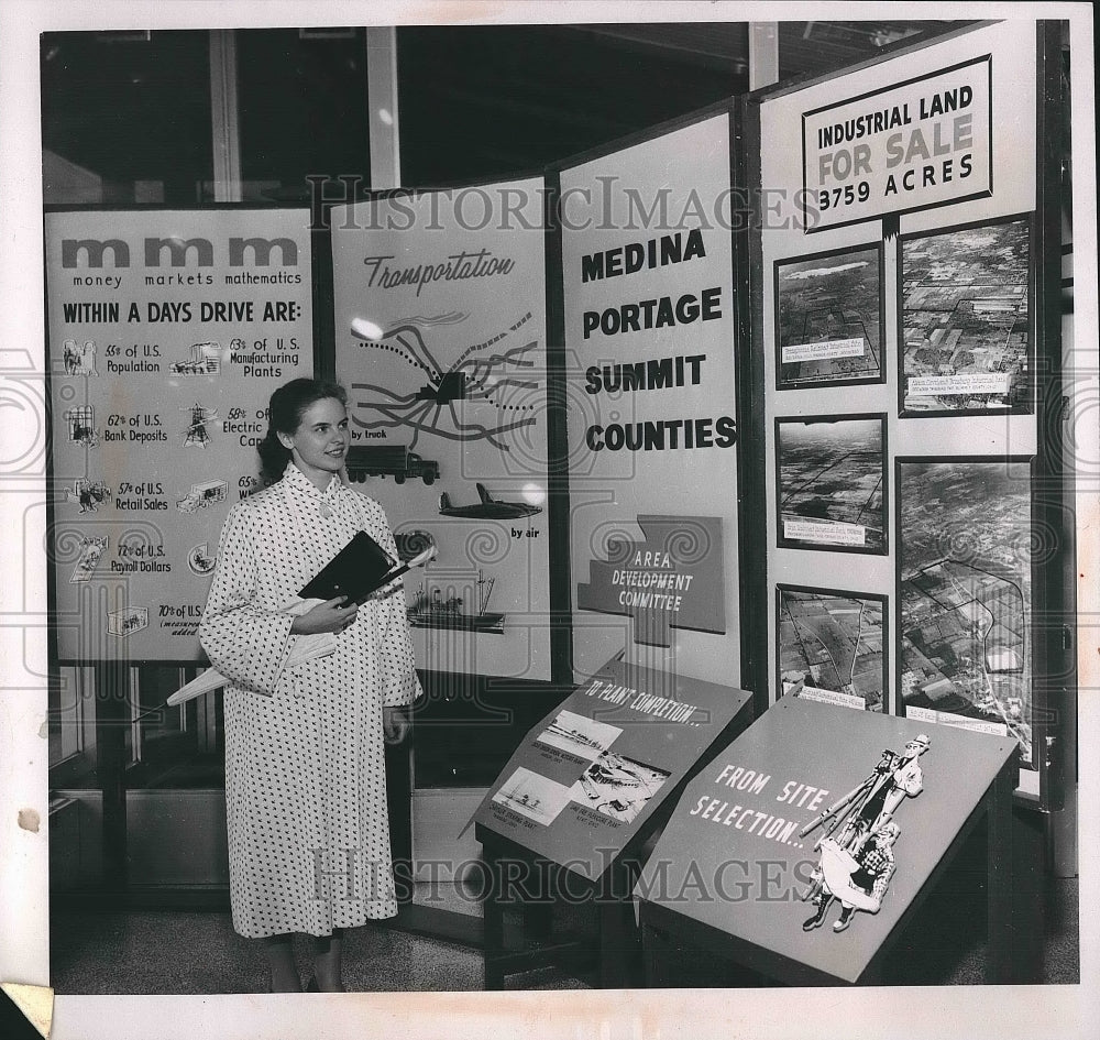 1957 Press Photo Mrs Burton Kinkle at diplayof Medina Development Comm, - Historic Images