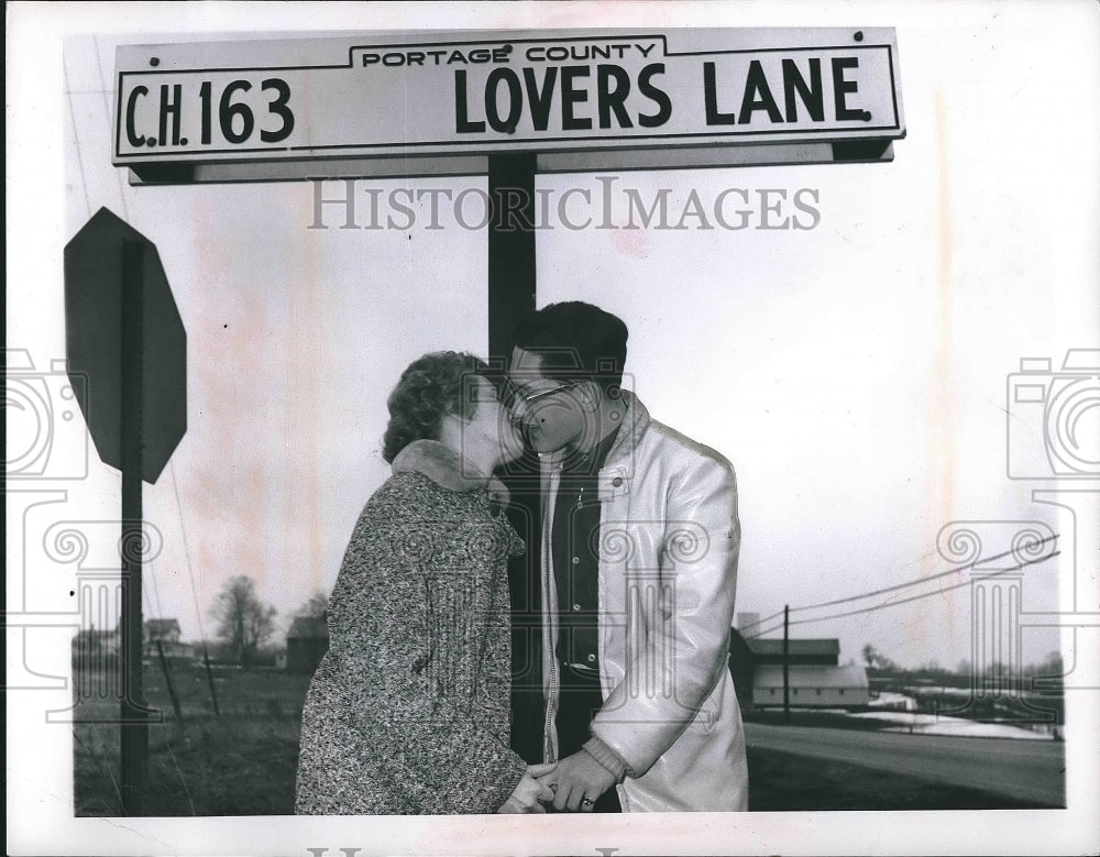 1961 Press Photo Diane Dearborn, Ronnie Chell at Lovers Lane in Cleveland, Ohio - Historic Images