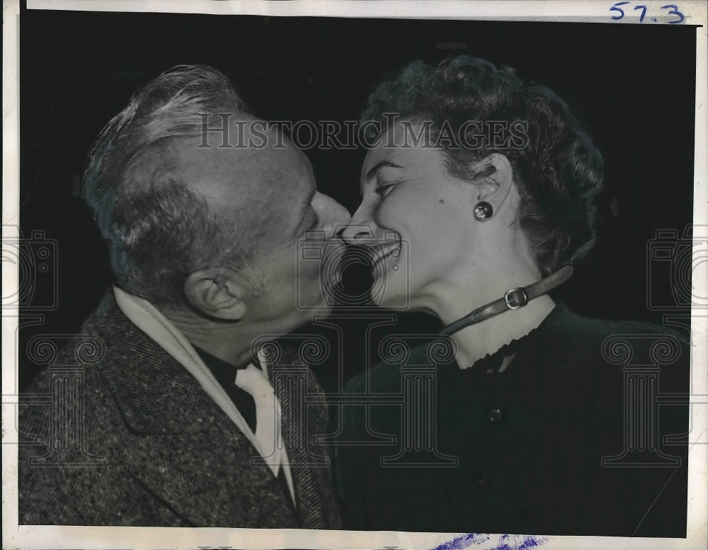 1945 Press Photo Asbestos heir Tommy Manville &amp; 8th bride Georgina Campbell - Historic Images