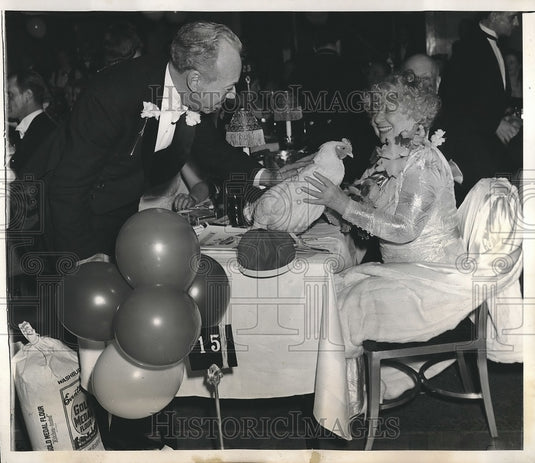 1940 Press Photo Asbestos heir Tommy Manville & Mrs TF Manville - nea91081 - Historic Images