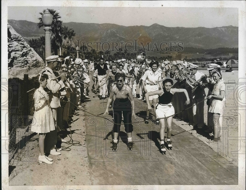 1935 Press Photo Coed in rollerskating race, SM Smith, Pat Durkee - nea91115-Historic Images