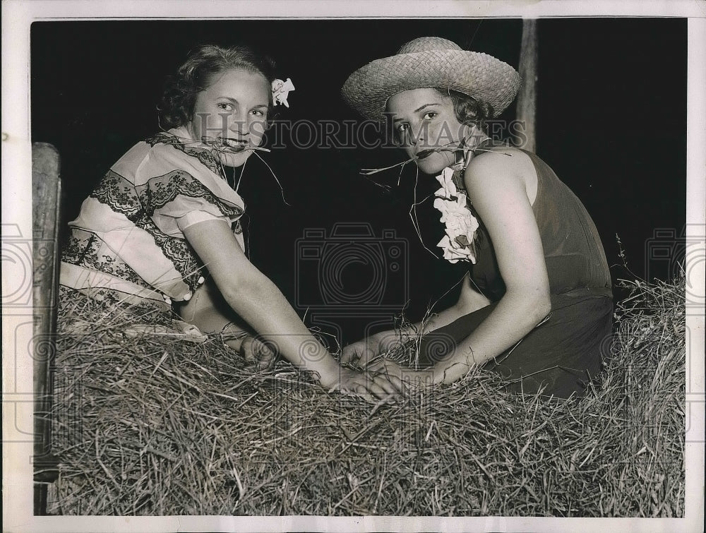 1936 Press Photo Maribelle Rodiger, Katherine Moss On Way To Old Fashioned Party - Historic Images