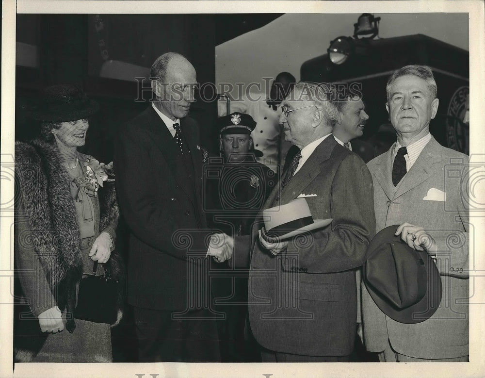 1941 Lord and Lady Halifax met with many representatives in Atlanta - Historic Images