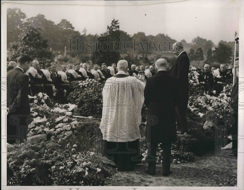 1938 Rev. Charles Bispham giving service at grave site, Mahwah, NJ - Historic Images