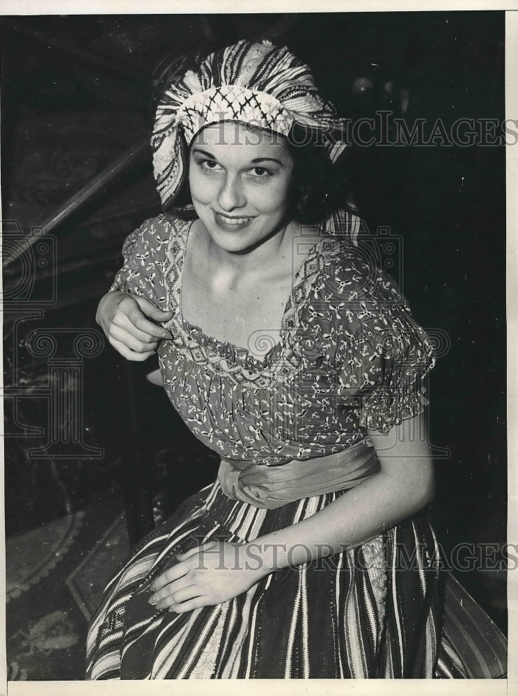 1937 Press Photo Helen Spencer &amp; Columbian costume at fashion show - nea91290-Historic Images