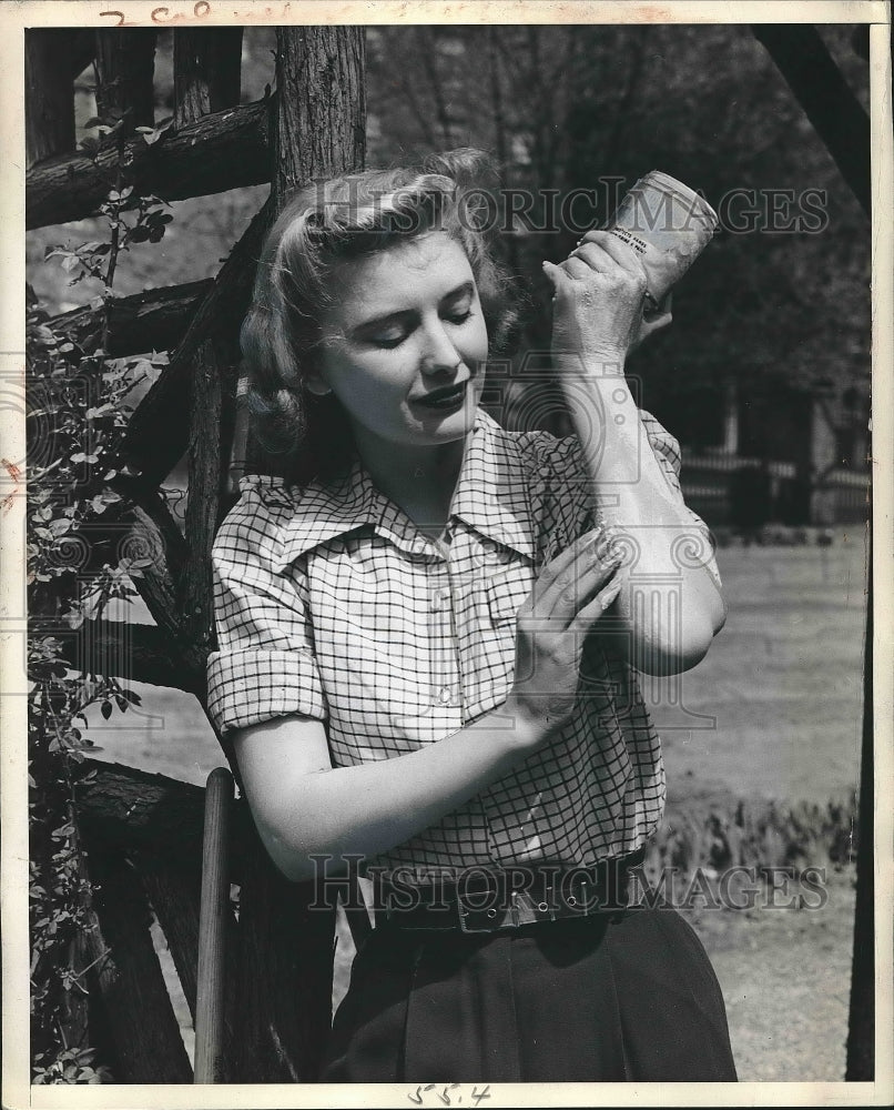 1943 Press Photo Photographer&#39;s Model Ann Rush Rubbing on Lotion - nea91320 - Historic Images