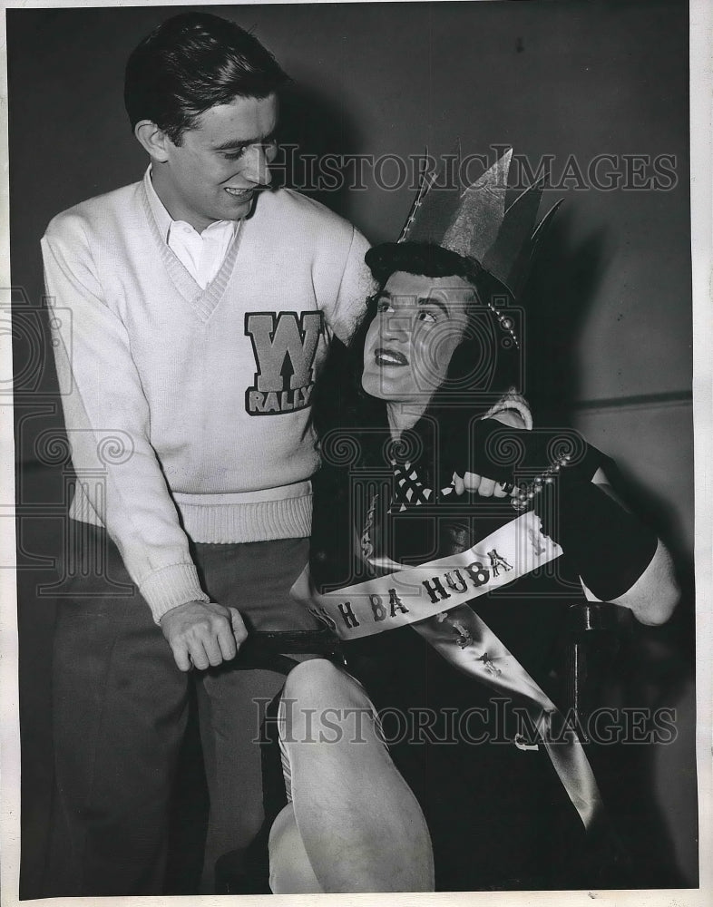 1946 Press Photo Univ of Wash. Raul Hoyt &amp; Bill Richards, mock beauty contest - Historic Images