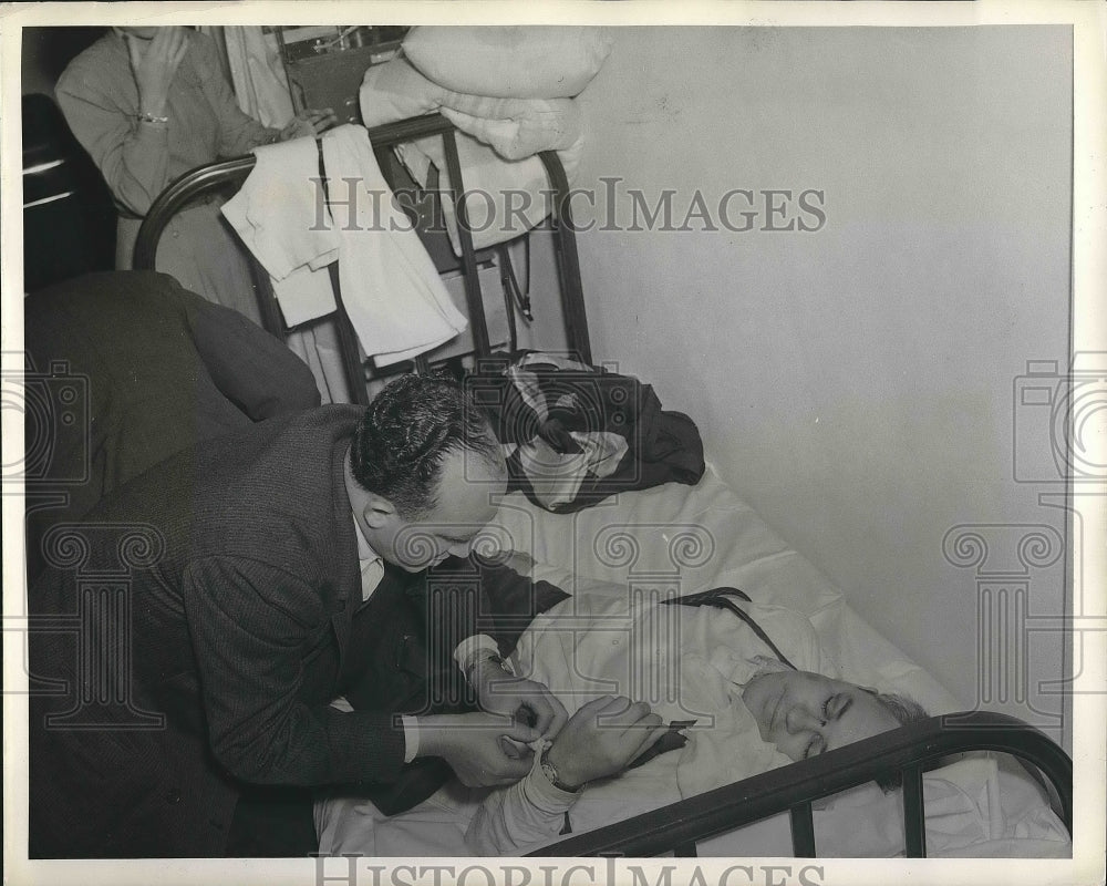 1941 Press Photo Dr Dan Quiring at Vero Beach hospital after plane crash-Historic Images