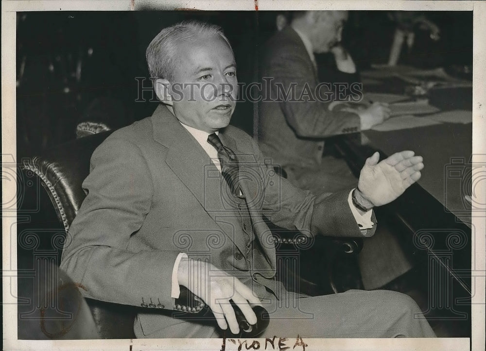 1937 Robert Young Talks To Senate Railroad Financing Committee - Historic Images