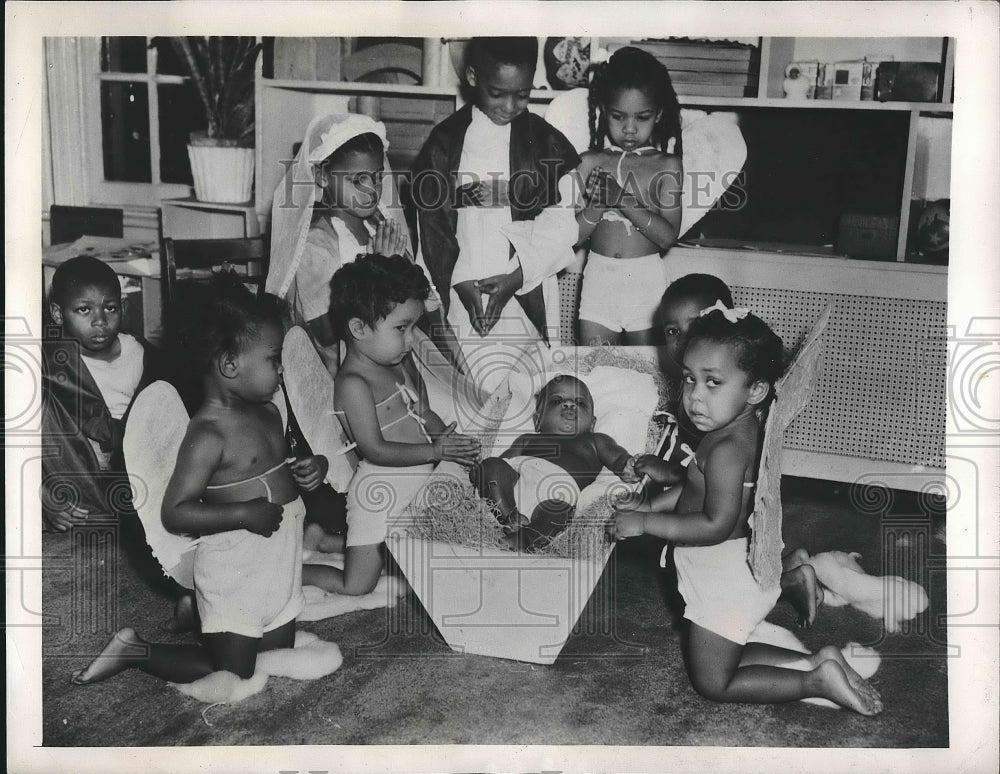 1948 Press Photo St benedict's Day Nursery Children Doing Nativity Scene - Historic Images