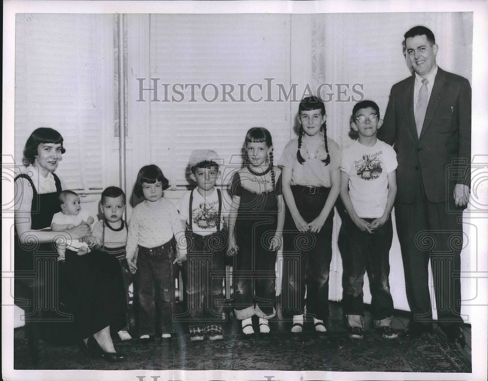 1955 William Quinn, Wife & 8 Children  - Historic Images