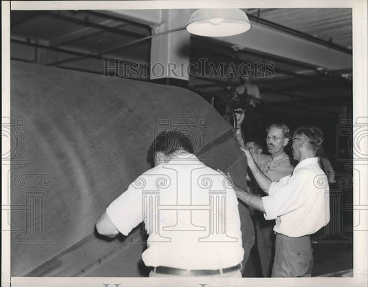 1939 Press Photo Workers on Building Line - Historic Images
