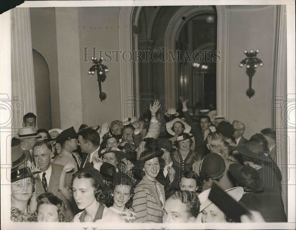 1938 Crowds streaming out of the House of Representatives after - Historic Images
