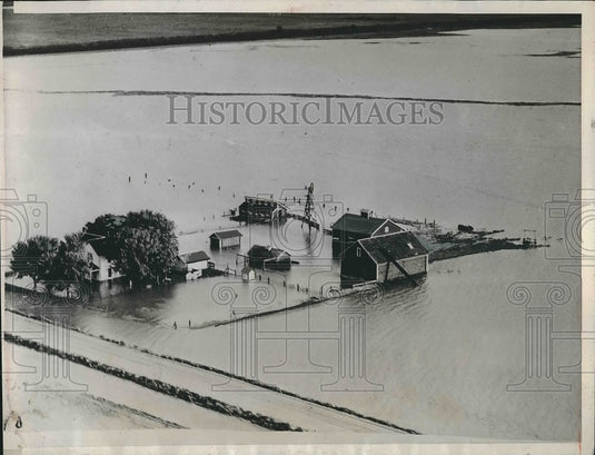 1934 Western Iowa farmer receives answer to prayers for rain - Historic Images