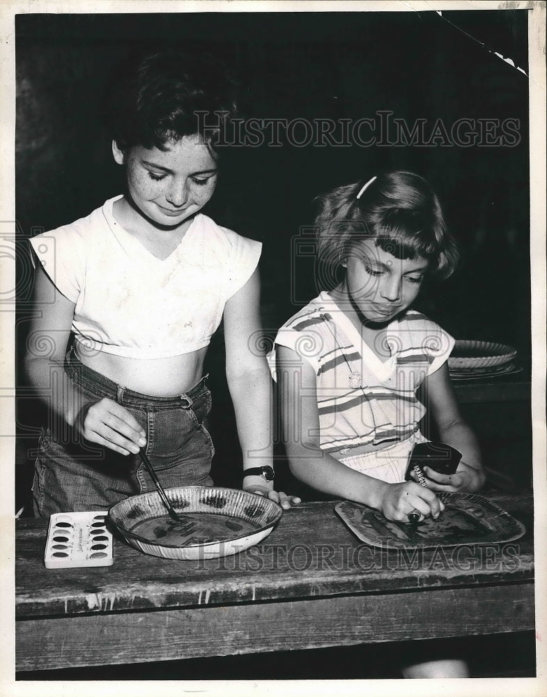 1954 Press Photo Charmaine Quigley &amp; Joyce Weinmeister Paint Paper Plates - Historic Images