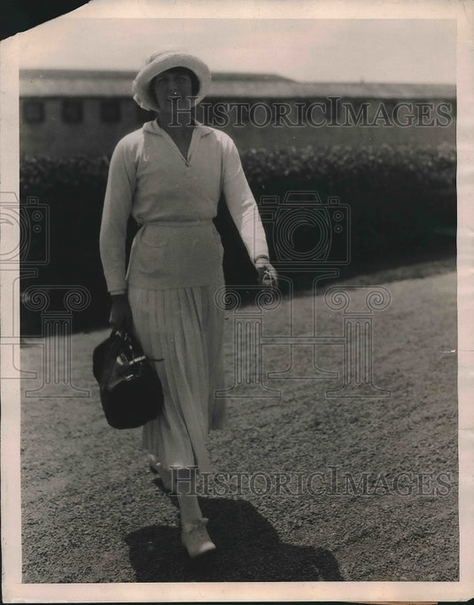 1922 Press Photo Muriel Vanderbilt who is among the society younger set spending - Historic Images