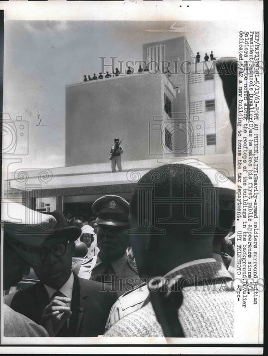 1963 Press Photo Armed soldiers surround Haitian Pres. Francois Duvalier. - Historic Images