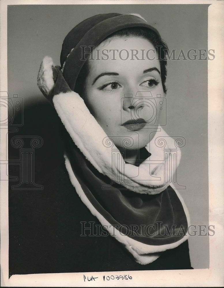1952 London, new elizabethan hat style by Harvane  - Historic Images
