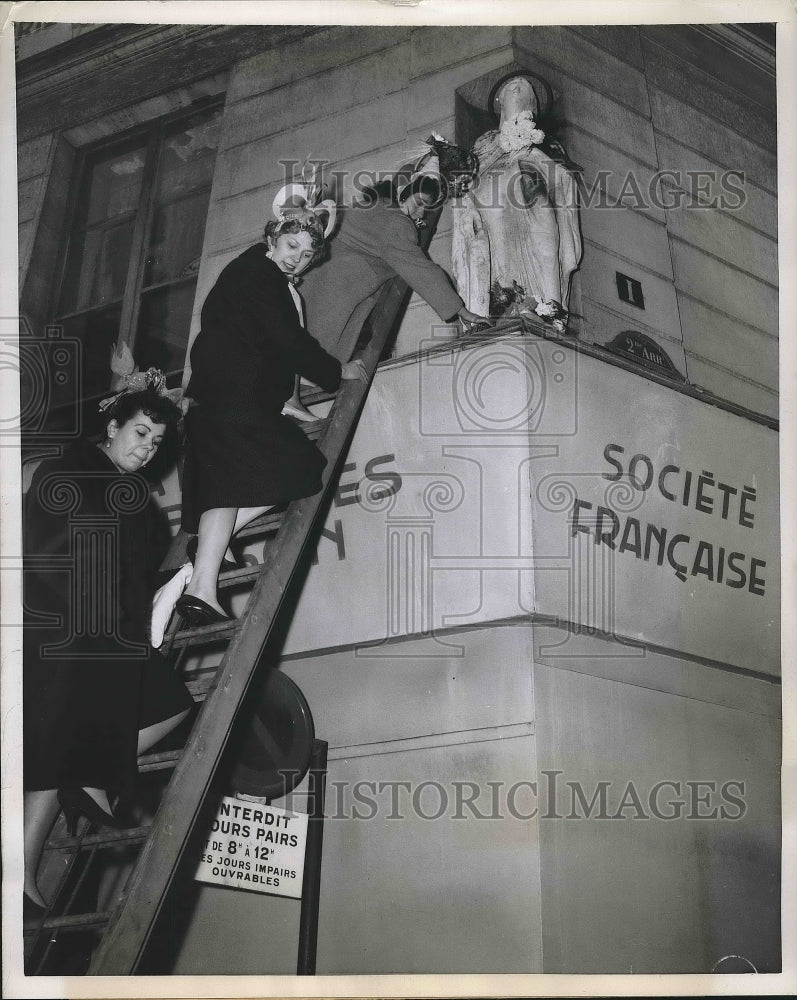 1959 The &quot;Catherinettes&quot; &amp; patron sait statue in dress district - Historic Images