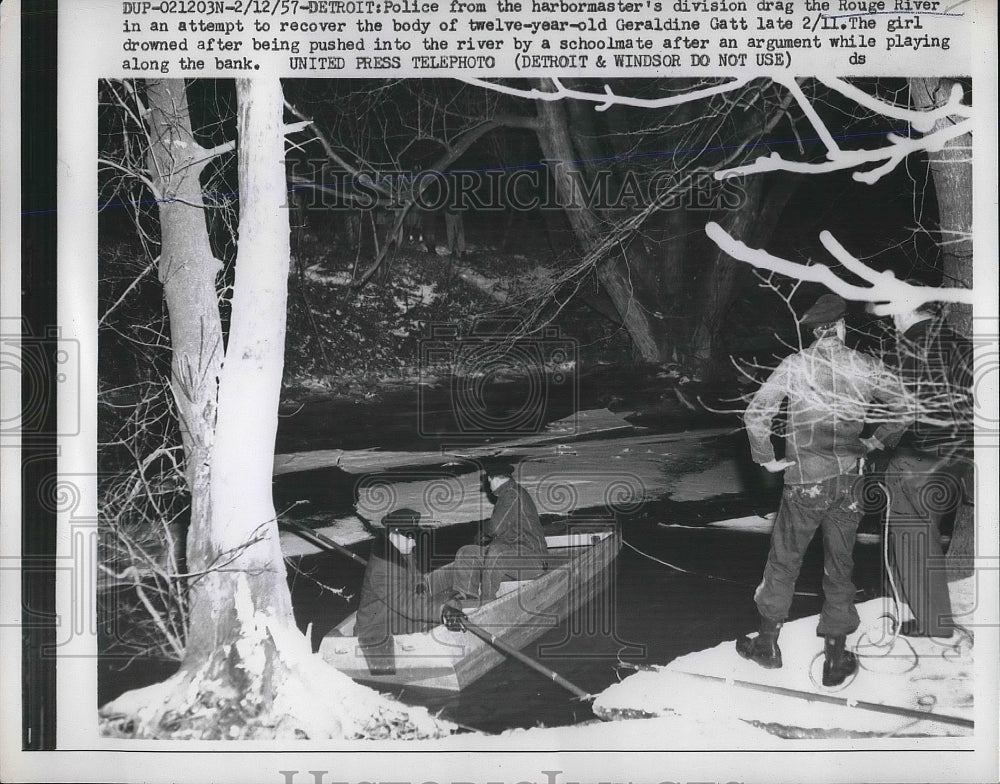 1957 Press Photo Detroit police drag the Rouge river for drowned girl G gatt - Historic Images