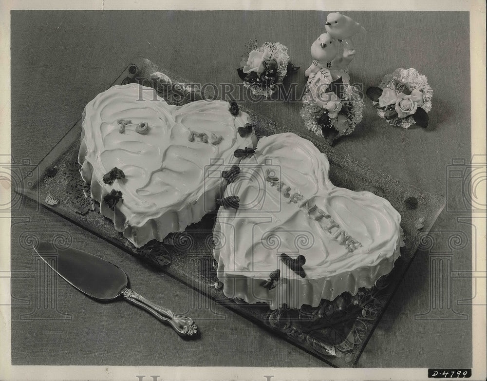 1958 Press Photo A heart shaped cake for Valentine&#39;s Day - nea91780-Historic Images