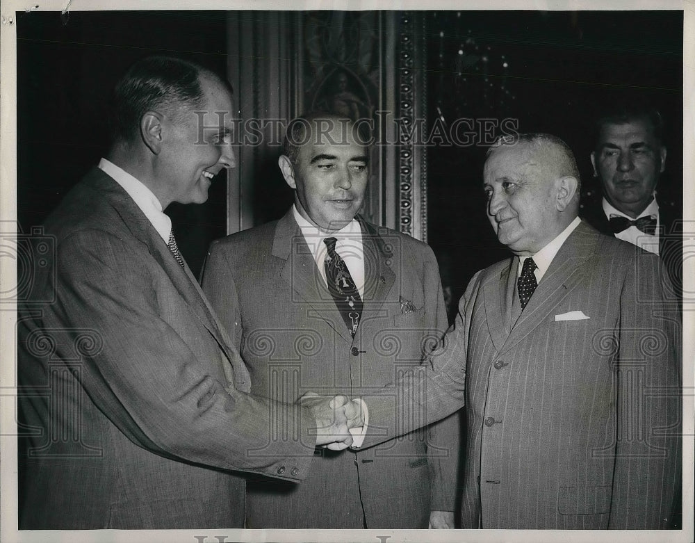 1950 Press Photo Brzil President Eurico Greets Juan Trippe Pan Am President - Historic Images