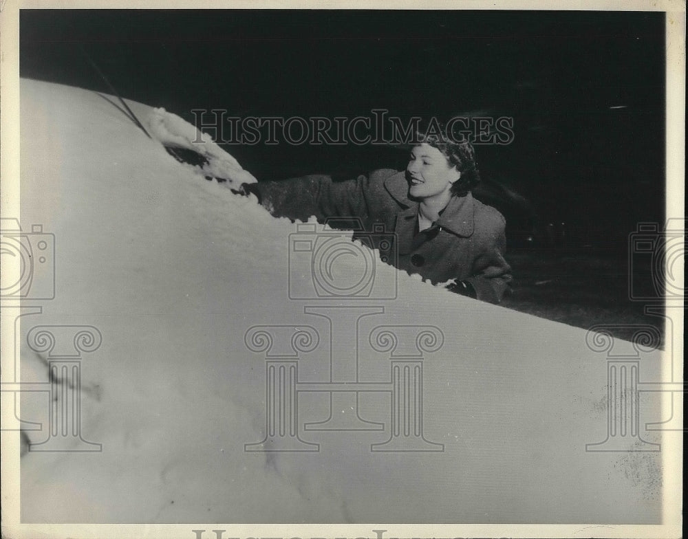 1951 Press Photo paula J Runce clears snow from auto in Minneapolis, Minn - Historic Images