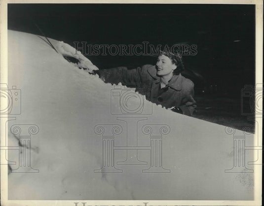 1951 Press Photo paula J Runce clears snow from auto in Minneapolis, Minn - Historic Images