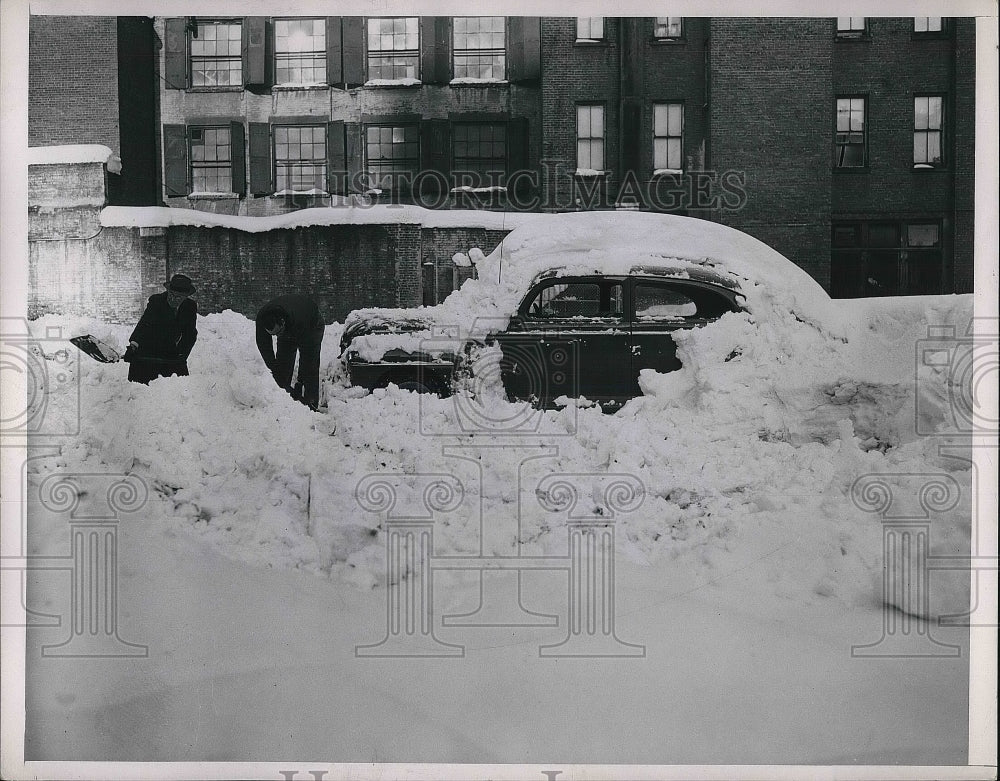 1950 Press Photo Maen shovel snow to free cars after a blizzard - nea91864 - Historic Images