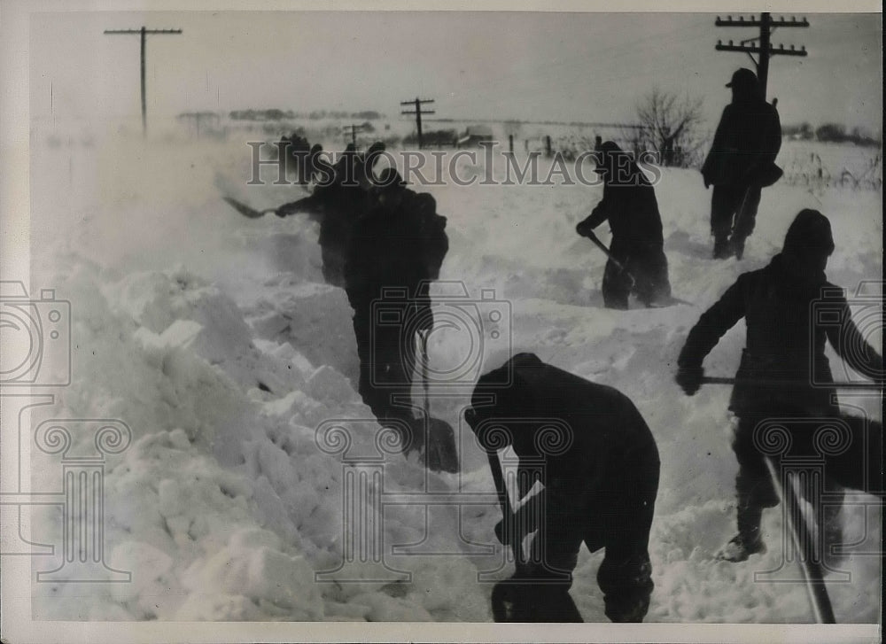 1936 Rescuers Pulling People Out Of Snow In Chicago Blizzard - Historic Images