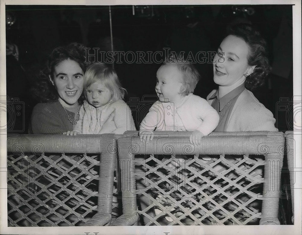 1946 NYC, Mrs Dorothy Berry &amp; daughter, Mrs M Pearson &amp; daughter - Historic Images
