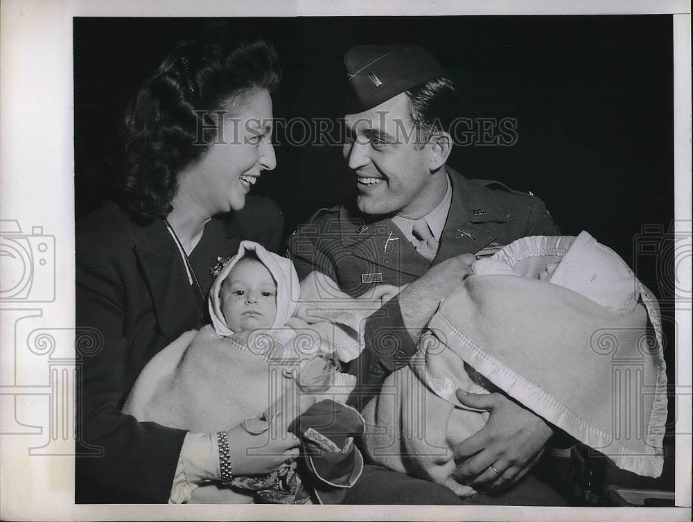 1946 Lt &amp; Mrs Milton Brenner &amp; twins, US GI war bride in NYC - Historic Images